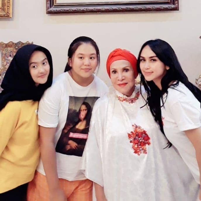 instagram.com/mpok.atiek