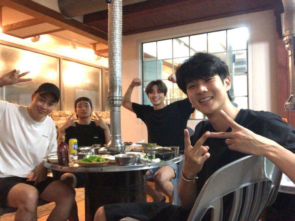 twitter.com/BTS_twt