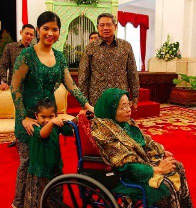 (Menantu SBY Annisa Pohan ketika bersama almarhumah Siti Habibah) www.instagram.com/@annisayudhoyono