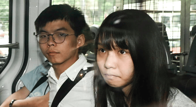 Aktivis pro-demokrasi Hong Kong, Joshua Wong dan Agnes Chow Ting, ketika ditahan kepolisian pada 30 Agustus 2019. twitter.com/joshuawongcf