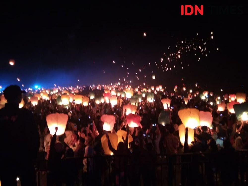 Ilustrasi menyalakan lampion. IDN Times/Daruwaskita