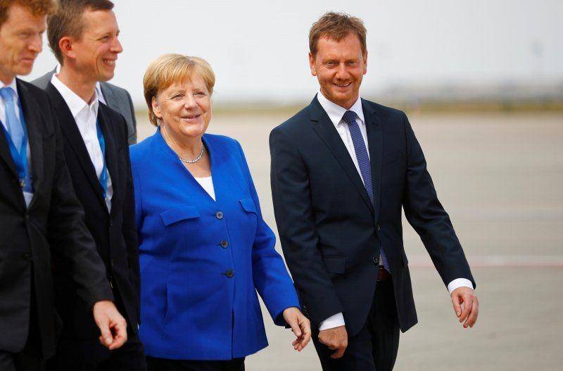 Kanselir Jerman Angela Merkel bertemu Perdana Menteri Sachsen Michael Kretschmer pada Agustus 2018. ANTARA FOTO/REUTERS/Hannibal Hanschke