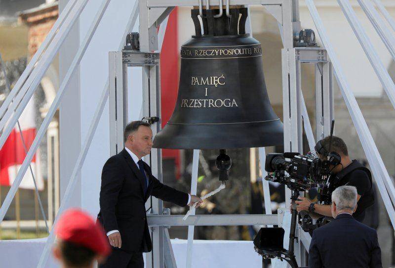 Presiden Polandia Andrzej Duda membunyikan bel saat upacara peringatan 80 tahun pecahnya Perang Dunia II di Warsawa, Polandia, pada 1 September 2019. ANTARA FOTO/Slawomir Kaminski/Agencja Gazeta via REUTERS