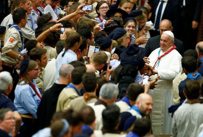 Paus Fransiskus menyapa anggota Pramuka di Hall Paul VI di Vatikan pada Agustus 2019. ANTARA FOTO/REUTERS/Yara Nardi