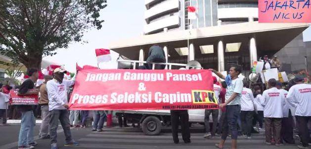 (Demonstran diduga bayaran membentangkan spanduk dukung pansel capim KPK) Screen shot Youtube Jakartanicus