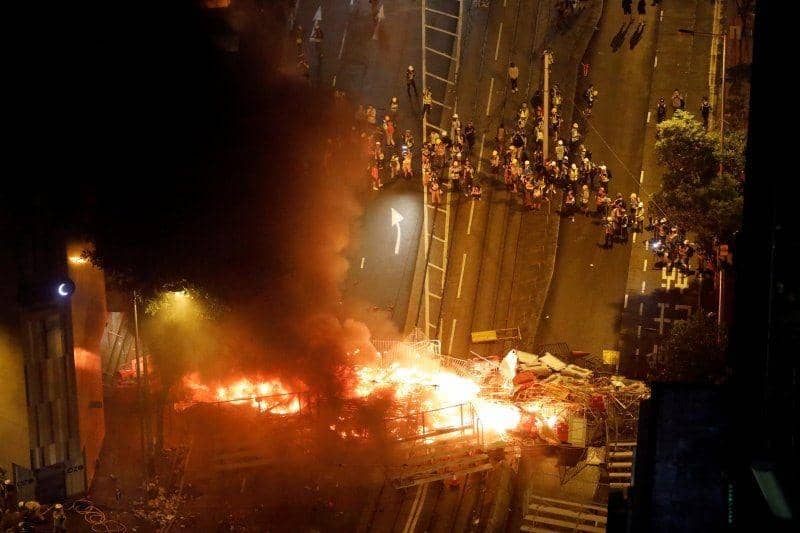 Demonstran membakar barikade di sebuah jalan di Hong Kong pada 31 Agustus 2019. ANTARA FOTO/REUTERS/Anushree Fadnavis