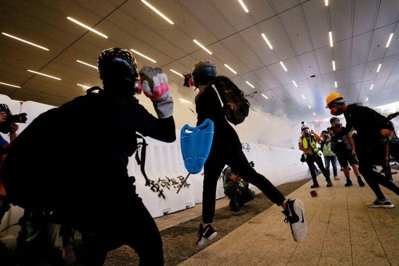Pengunjuk rasa melempar batu saat bentrok dengan polisi Hong Kong pada 31 Agustus 2019. ANTARA FOTO/REUTERS/Tyrone Siu
