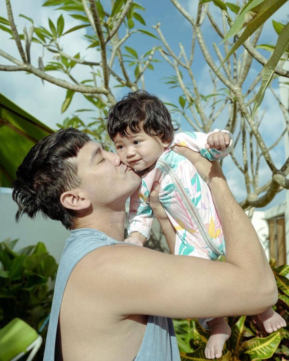 Kocak di Film, Intip 10 Potret Hangat Tarra Budiman Asuh Anak!