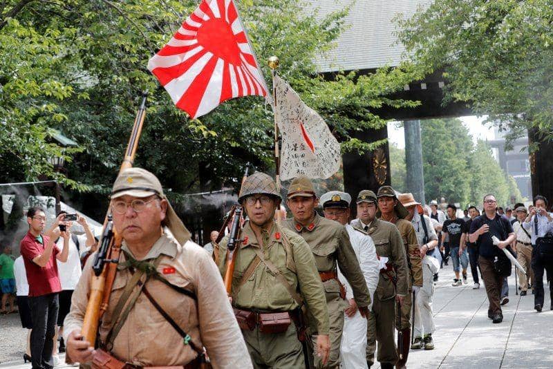 Sejumlah pria memakai seragam militer kekaisaran Jepang di Kuil Yasukuni, Tokyo, Jepang, saat peringatan berakhirnya Perang Dunia II pada 15 Agustus 2019. ANTARA FOTO/REUTERS/Kim Kyung-Hoon