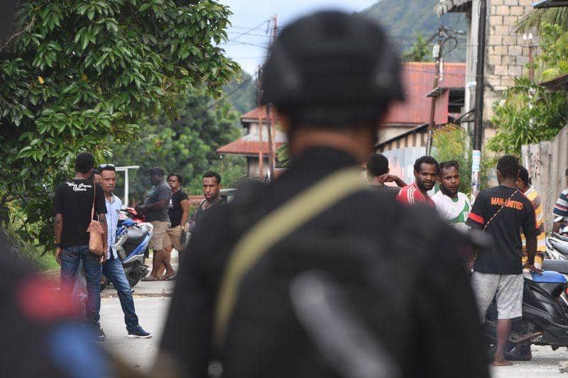 (Personil Brimob berjaga di sekitar Asrama Mahasiswa Nayak Abepura di Kota Jayapura, Papua, pada 1 September 2019, akibat kasus diskriminasi mahasiswa Papua) ANTARA FOTO/Zabur Karuru