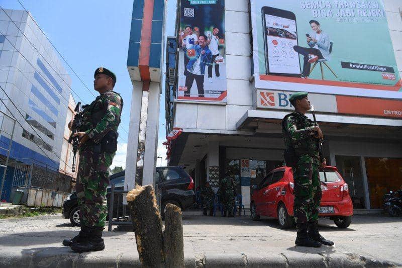 Prajurit TNI AD berjaga di depan halaman Bank BNI wilayah Jayapura di Kota Jayapura, Papua pada 2 September 2019. ANTARA FOTO/Zabur Karuru