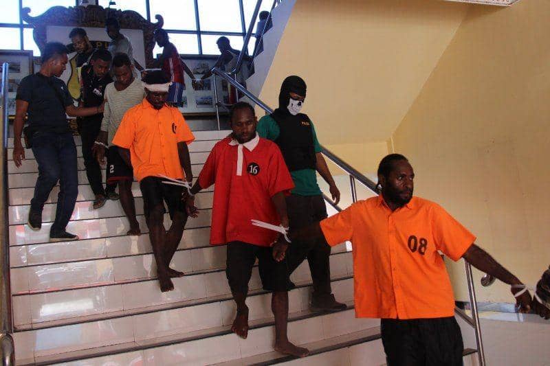Para pengunjuk rasa di Papua yang ditangkap polisi karena dugaan melakukan perusakan, pembakaran dan penjarahan saat demo di Jayapura dan Abepura. ANTARA FOTO/Beatrix/ZK