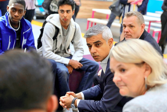 Wali Kota London, Sadiq Khan, ketika berdiskusi dengan anak-anak muda pada 20 Agustus 2019. twitter.com/SadiqKhan