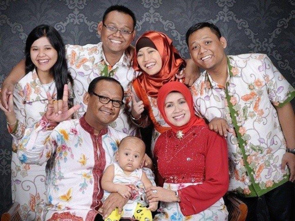 (Bambang Sutrisno bersama anak cucunya) bsoet.id