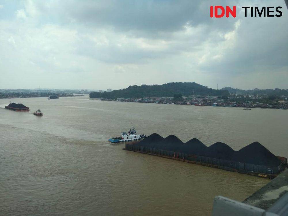 Ilustrasi tongkang mengangkut batu bara (IDN Times/Yuda Almerio)