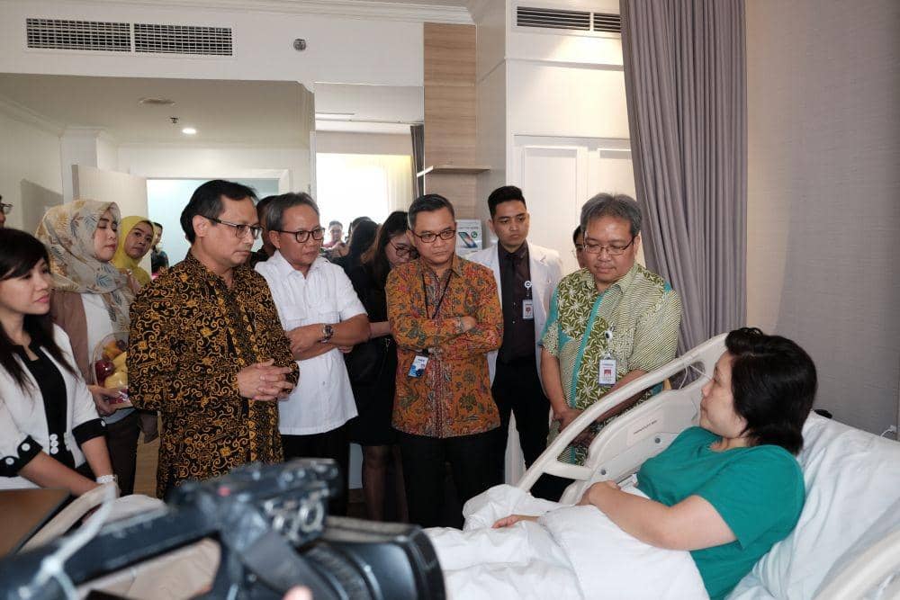 Direksi BPJS Ketenagakerjaan Kunjungi Korban Kecelakaan di Hari Pelanggan