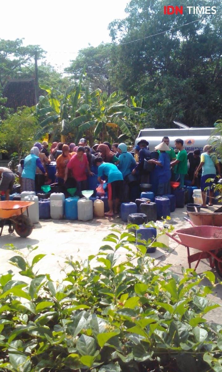 Ilustrasi droping air bersih. IDN Times/Fariz Fardianto