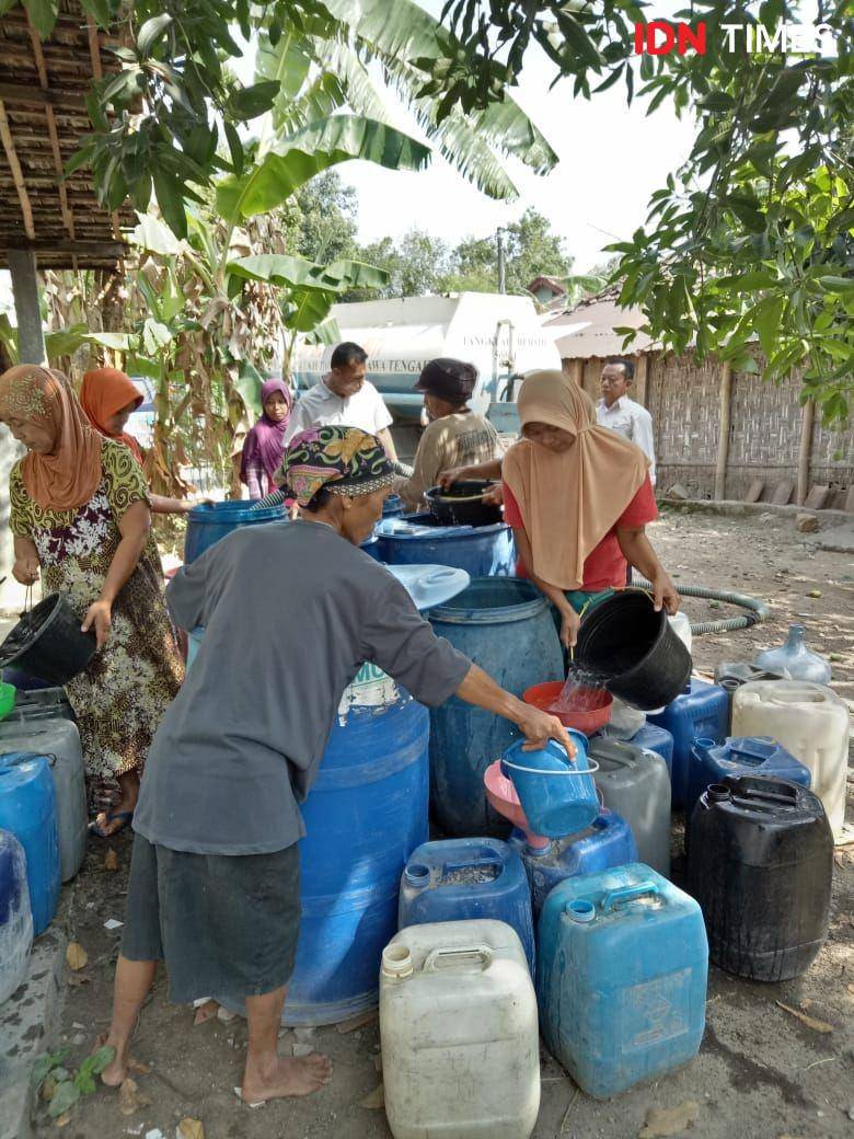 Warga antri bantuan air bersih. IDN Times/Fariz Fardianto