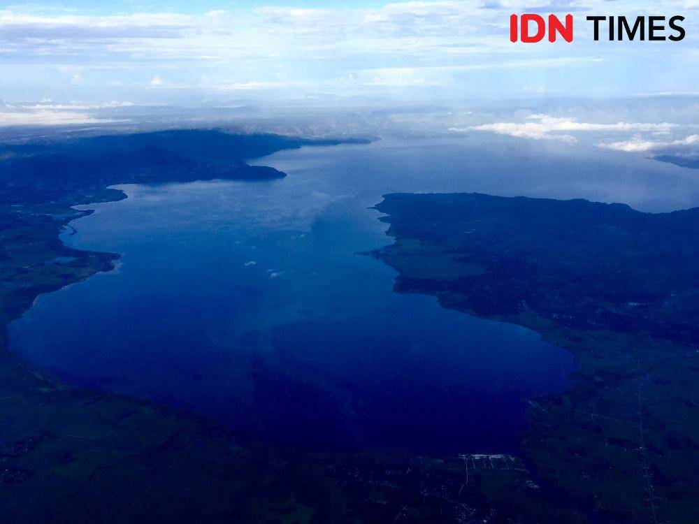 Keindahan Danau Toba diabadikan dari udara. (IDN Times/Prayugo Utomo)