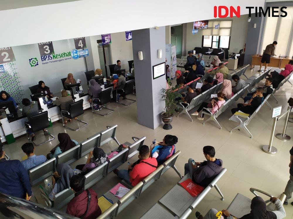 Sejumlah warga antre menunggu pelayanan (IDN Times/Yuda Almerio)