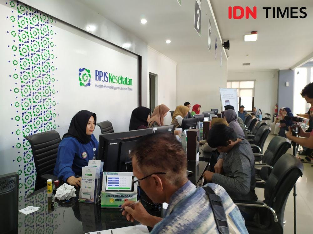 Petugas BPJS Kesehatan Samarinda memberikan pelayanan kepada warga (IDN Times/Yuda Almerio)