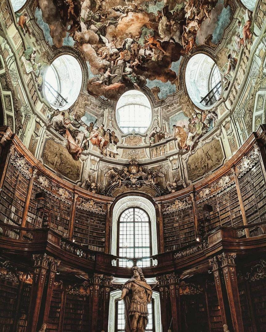 instagram.com/intrinseca