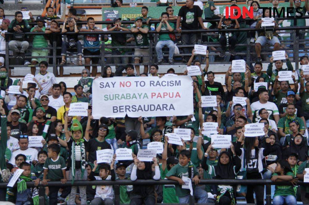 Poster anti rasisme di dalam sebuah laga Persebaya di Gelora Bung Tomo (IDN Times/ Ardiansyah Fajar)