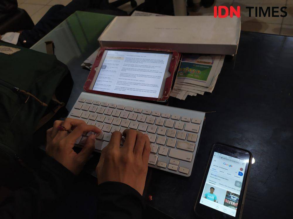 Ilustrasi penerapan aplikasi digital dalam jaringan website (IDN Times/Feny Maulia Agustin)