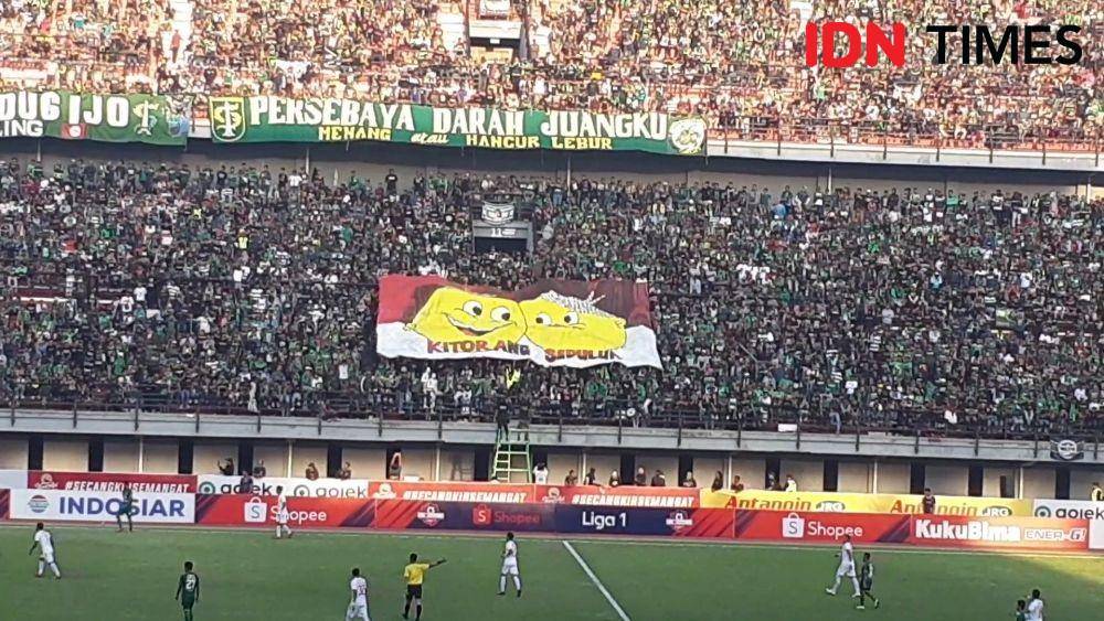 Sebuah poster besar berisi pesan perdamaian saat Persebaya bermain di Gelora Bung Tomo. (IDN Times/ Ardiansyah Fajar)