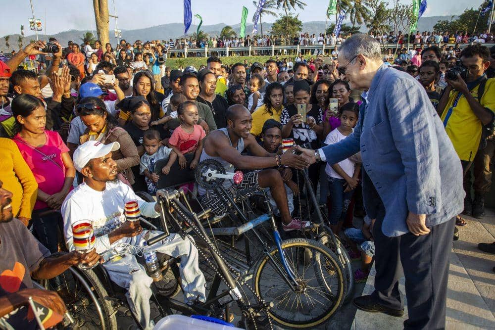 (Masyarakat Timor Leste antusias saat menghadiri peresmian taman dan jembatan BJ Habibie pada Kamis 29 Agustus 2019) ANTARA FOTO/Dhemas Reviyanto