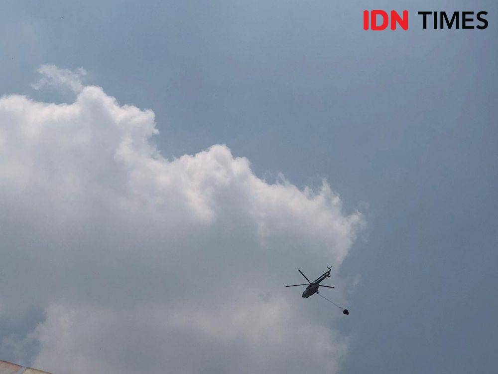 Heli water bombing lakukan pemadaman karhutla di Sumsel (IDN Times/Rangga Erfizal)
