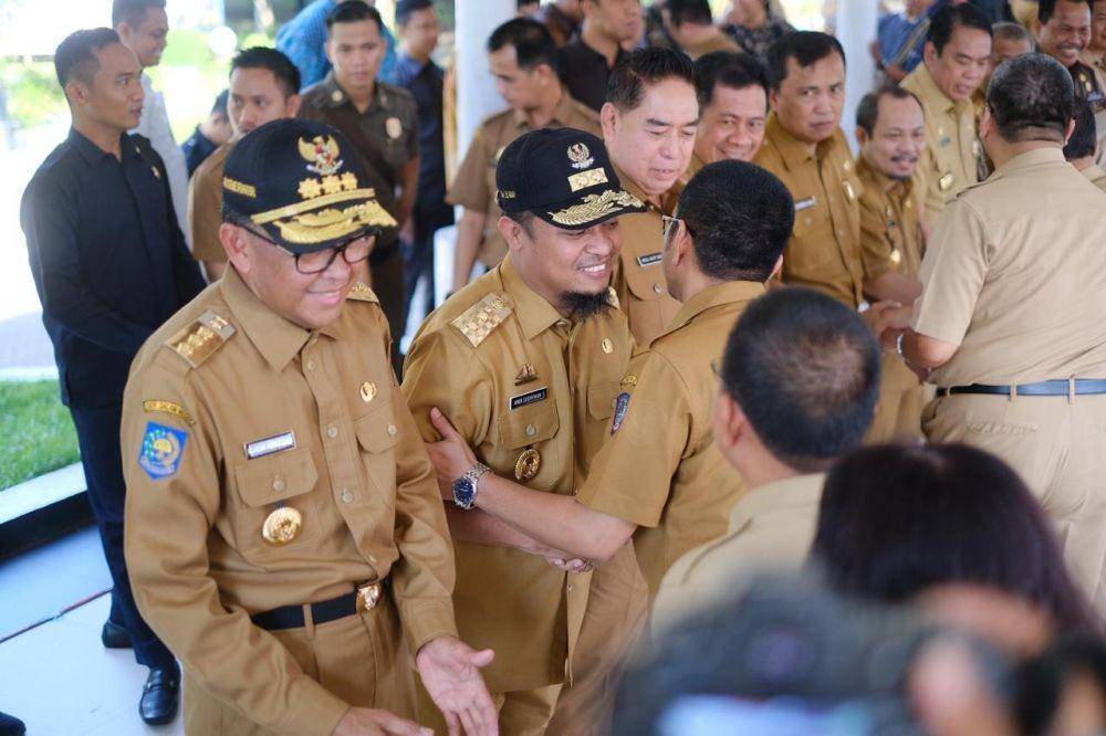 Gubernur Sulawesi Selatan Prof HM Nurdin Abdullah Beserta Wakil Gubernur Andi Sudirman Sulaiman dan Sekretaris Daerah Abdul Hayat Gani Menghadiri Halal Bihalal Bersama ASN Pemprov Sulsel di Lapangan Upacara Kantor Gubernur.