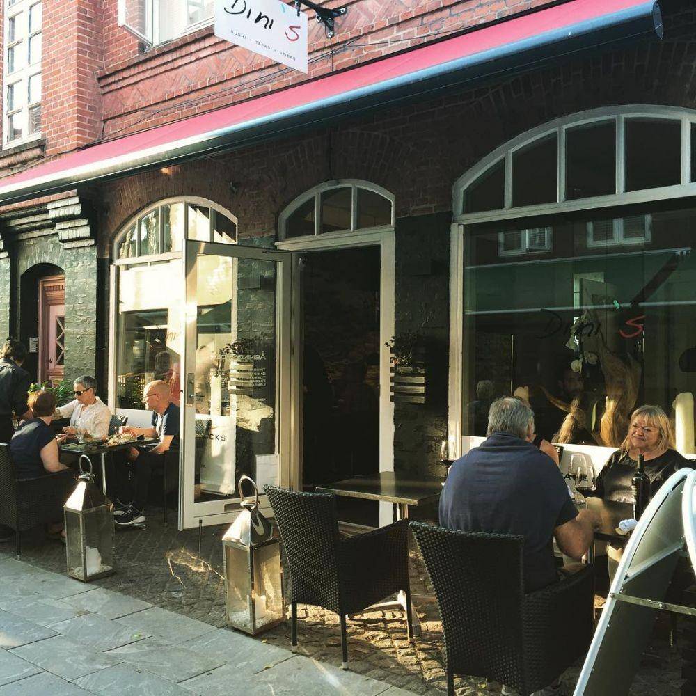instagram.com/dinisrestaurant