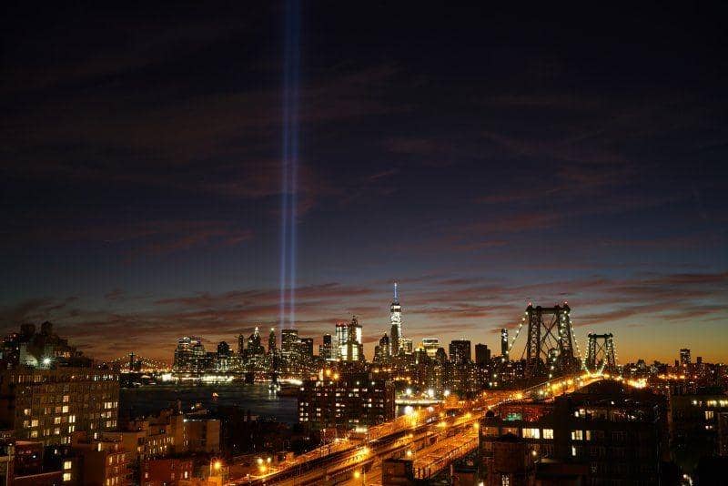 Tribute in Light untuk mengenang Menara Kembar yang runtuh pada 11 September 2001. unsplash.com/Jason McCann