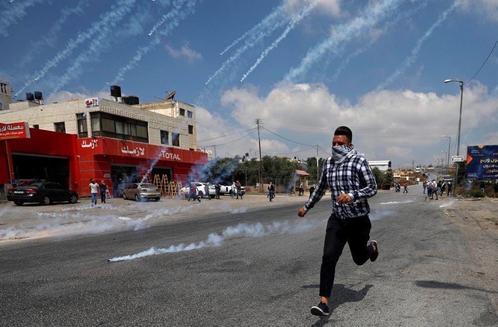 Demonstran Palestina menghindari serangan gas air mata yang ditembakkan oleh tentara Israel di Tepi Barat pada 9 September 2019. ANTARA FOTO/REUTERS/Mohamad Torokman