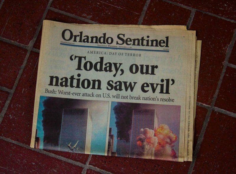 Halaman depan koran Orlando Sentinel tentang peristiwa 9/11. unsplash.com/Aidan Bartos