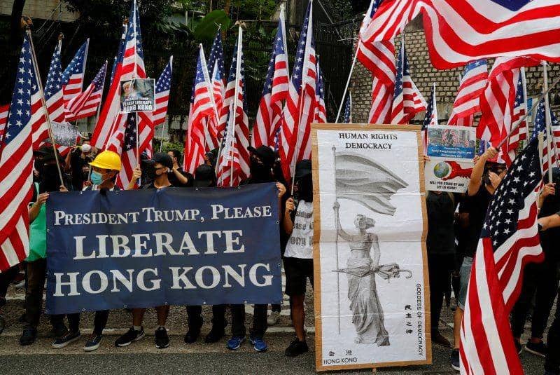 Pengunjuk rasa membawa poster dan bendera Amerika Serikat saat reli di Hong Kong pada 8 September 2019. ANTARA FOTO/REUTERS/Anushree Fadnavis