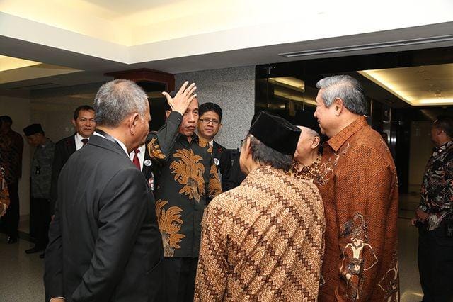 (Presiden Jokowi tengah berbincang dengan dua pemimpin negara) Dokumentasi Biro Humas KPK