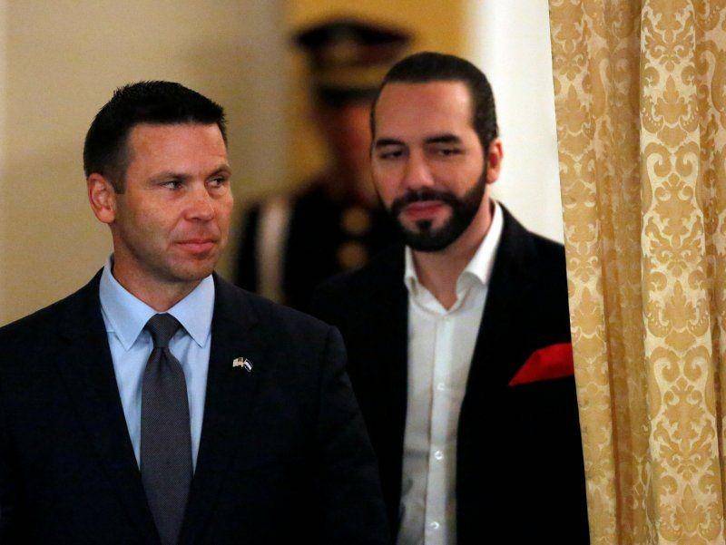 Pejabat Sekretaris Departemen Keamanan Dalam Negeri Amerika Serikat (DHS) Kevin McAleenan dan Presiden El Salvador Nayib Bukele tiba untuk konferensi pers di San Salvador, El Salvador, pada 28 Agustus 2019. ANTARA FOTO/REUTERS/Jose Cabezas