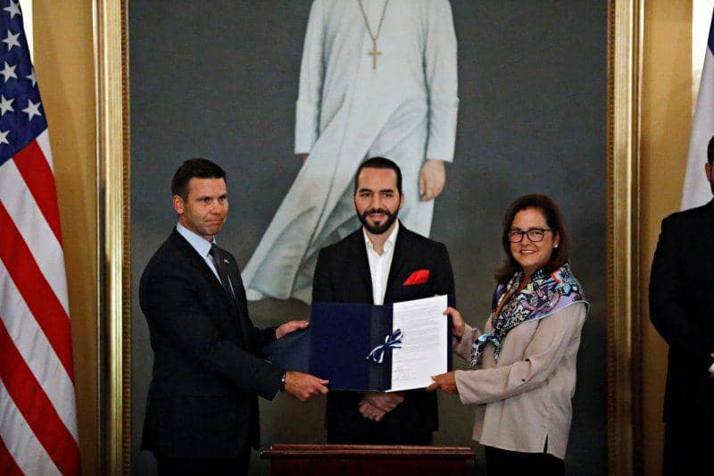 Pejabat Sekretaris Departemen Keamanan Dalam Negeri Amerika Serikat (DHS) Kevin McAleenan berpose bersama Menteri Luar Negeri El Salvador Alexandra Hill didampingi Presiden El Salvador Nayib Bukele saat konferensi pers di San Salvador pada 28 Agustus 2019. ANTARA FOTO/REUTERS/Jose Cabezas