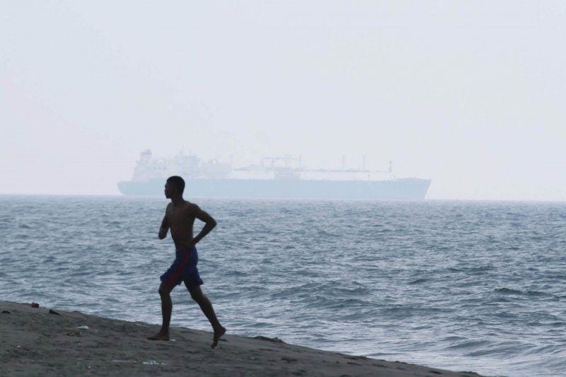 Kabut asap menyelimuti kawasan perairan Selat Malaka di Lhokseumawe, Aceh, pada 4 September 2019. ANTARA FOTO/Rahmad