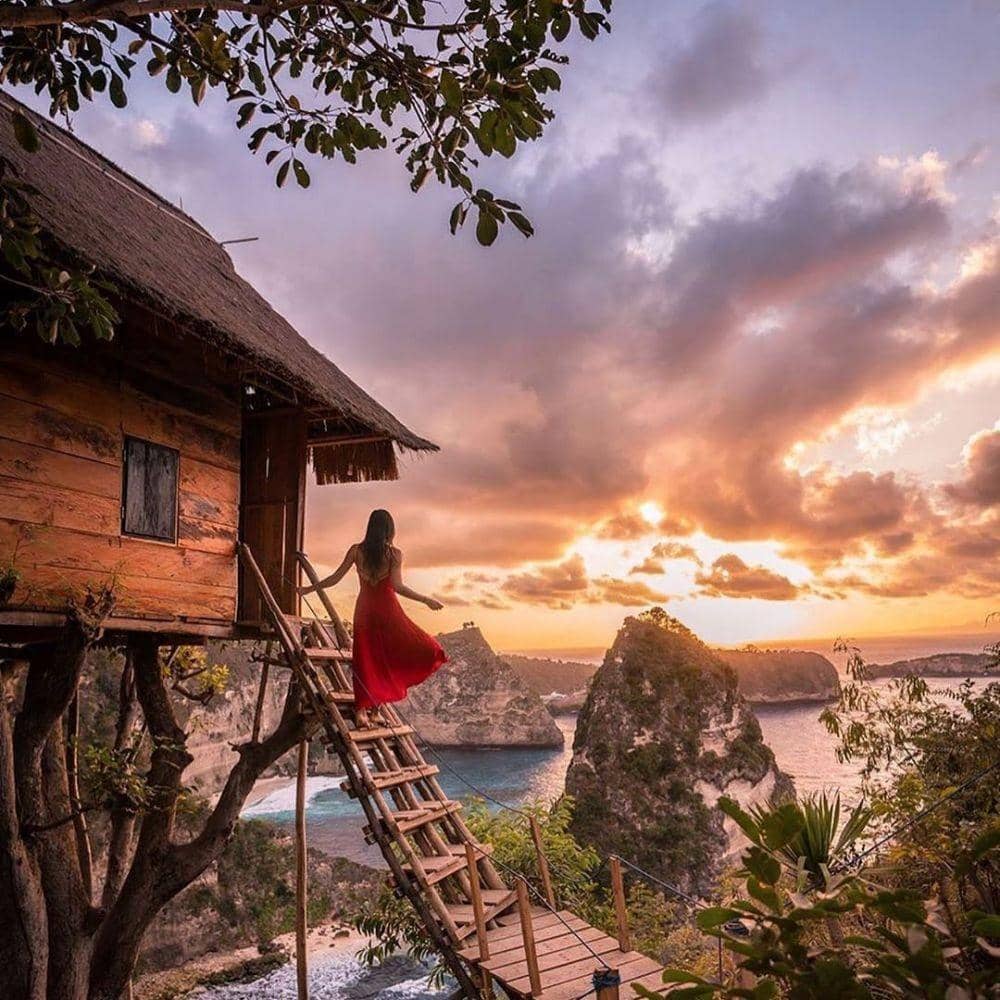 instagram.com/ofleatherandlace