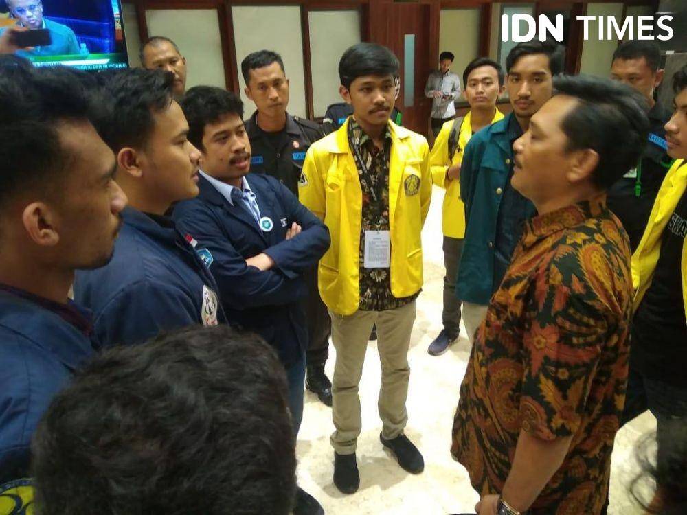 (Mahasiswa diamankan karena mengganggu fit and proper test di sesi capim Firli Bahuri) IDN Times/Irfan Fathurohman