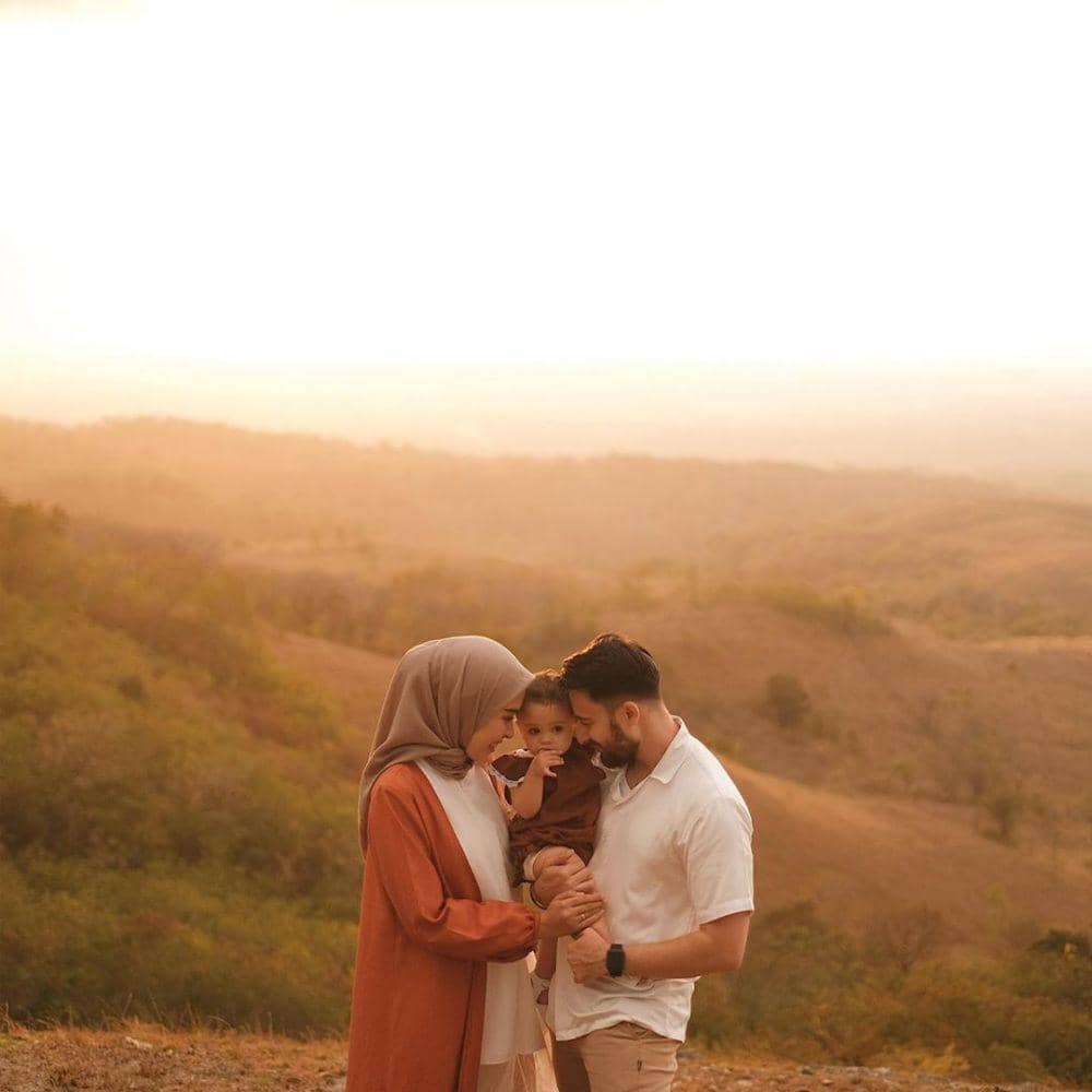 Penuh Cinta, Ini 10 Momen Liburan Keluarga Irvan Farhad ke Sumba