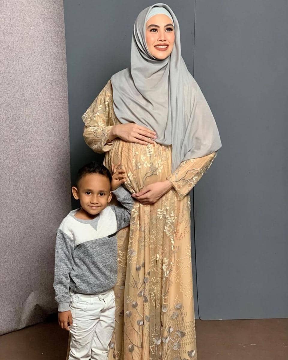 instagram.com/kartikaputriworld