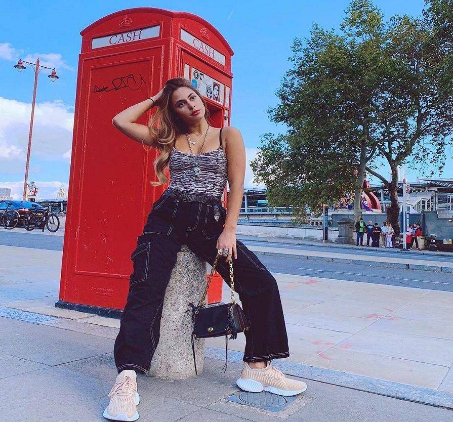Instagram.com/valerieethomas