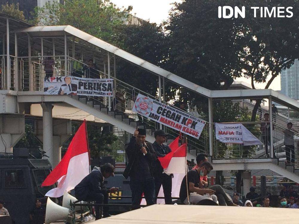 (Orator tengah menyampaikan orasi di depan gedung KPK) IDN Times/Irfan Fathurohman