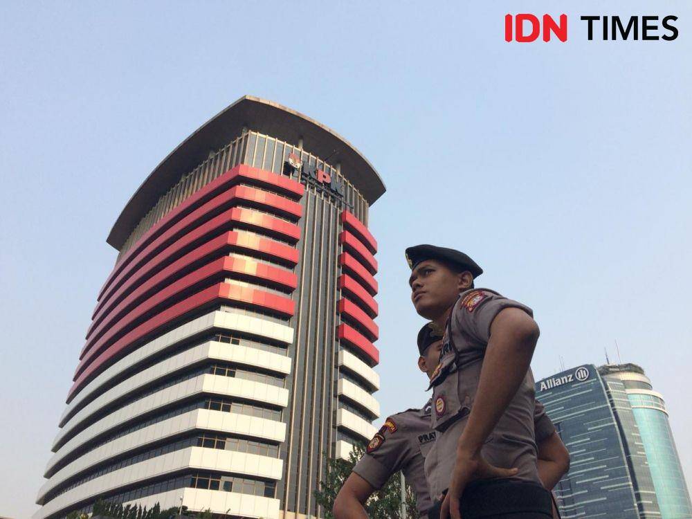 (Logo KPK yang semula ditutup kain hitam berhasil dicopot semua sesuai tuntutan massa) IDN Times/Irfan Fathurohman