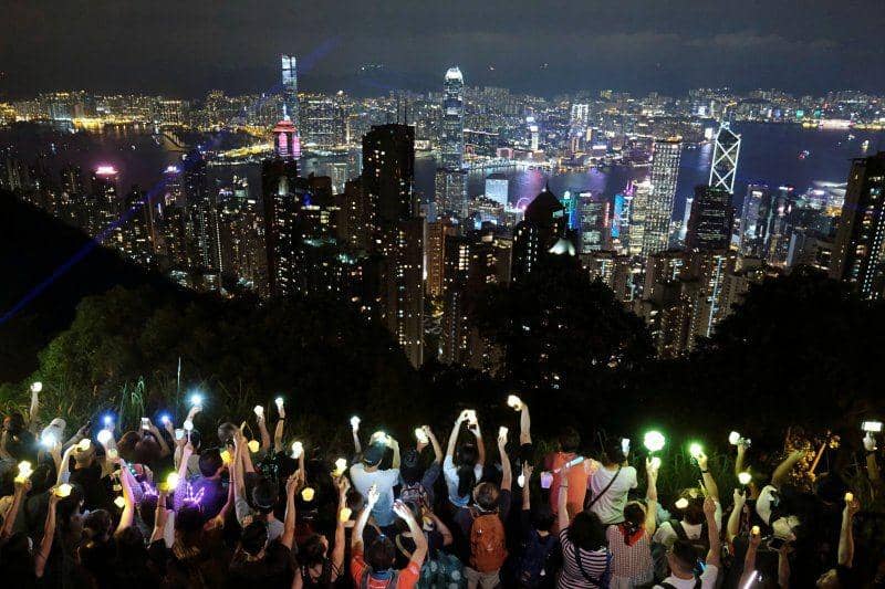 Demonstran saling bergandengan tangan membentuk rantai manusia saat aksi menuntut reformasi politik di Hong Kong pada 13 September 2019. ANTARA FOTO/REUTERS/Tyrone Siu