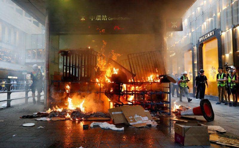 Api terlihat di pintu masuk Stasiun Sentral MTR di Hong Kong pada 8 September 2019. ANTARA FOTO/REUTERS/Kai Pfaffenbach